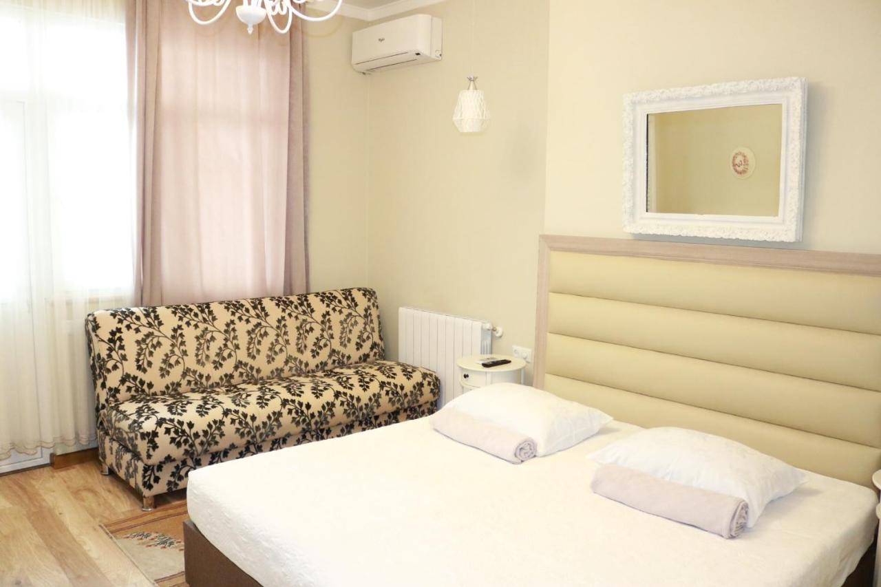Luxors Garden Hotel Batumi Bagian luar foto