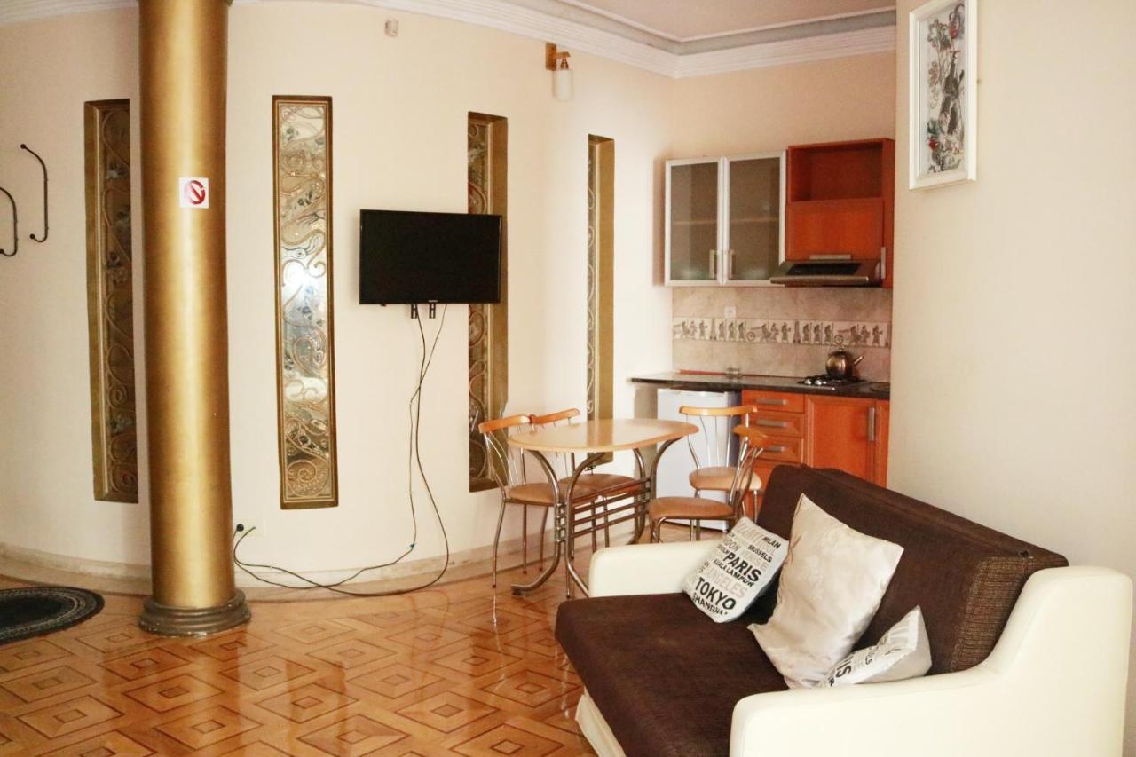 Luxors Garden Hotel Batumi Bagian luar foto