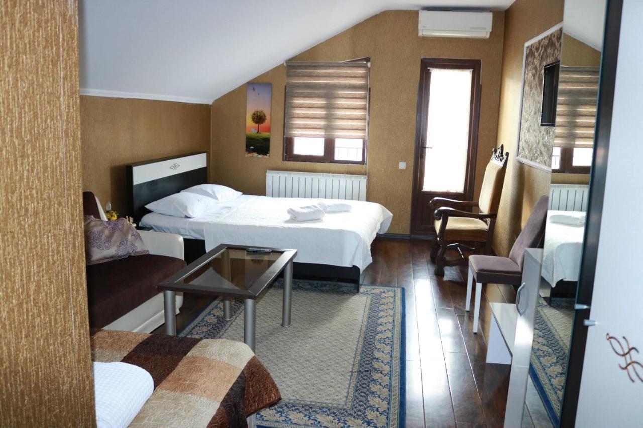 Luxors Garden Hotel Batumi Bagian luar foto